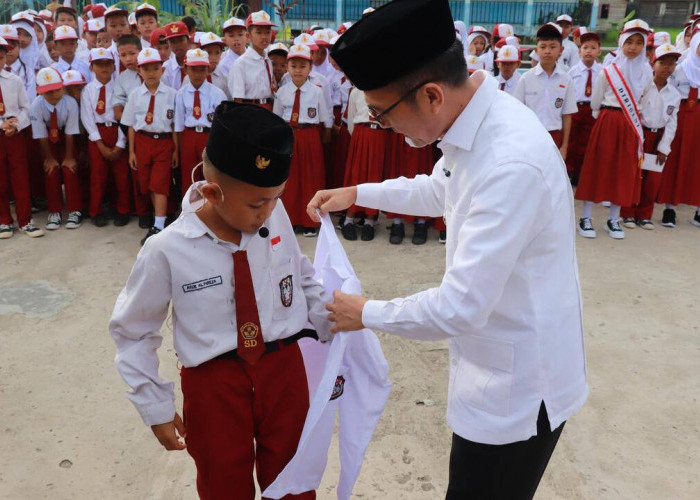 39 Ribu Seragam Gratis Dibagikan ke Siswa SD-SMP Palembang