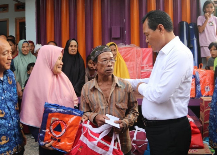 Bupati Serahkan Bantuan Korban Kebakaran