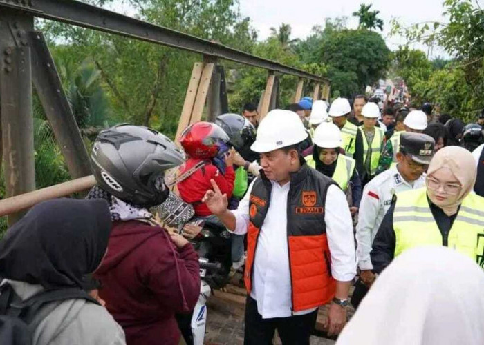 Jembatan Rusak Diperbaiki, Warga Pulau Rimau Sambut Antusias Langkah Bupati Banyuasin
