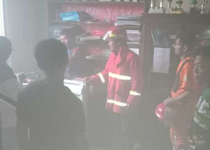 Gara-gara Kabel Kulkas Korsleting, Kantor Lurah GIB Nyaris Terbakar