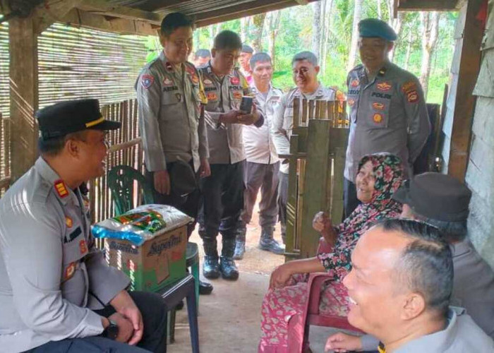 POLRI PEDULI, Polsek Prabumulih Timur Gelar Bakti Sosial, Bantu Lansia yang Hidup Sebatang Kara