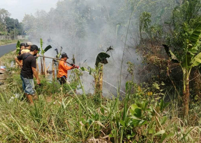 BPBD OKU Kerahkan Dua Truk Tangki Air Padamkan Karhulta di Lima Desa
