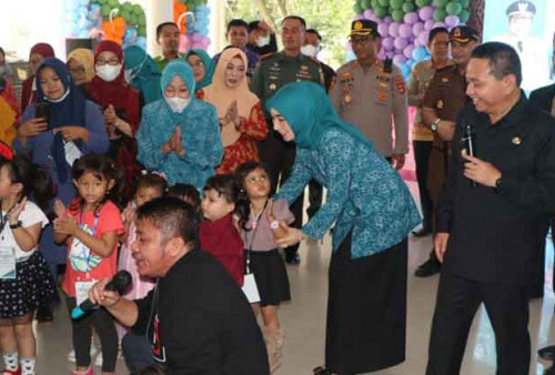 Gubernur Sumsel H Herman Deru bersama Pj Bupati Muara Enim nyanyi bersama anak-anak peserta Lomba Balita Sehat Indonesia. Foto : Febi/Palpos.Id