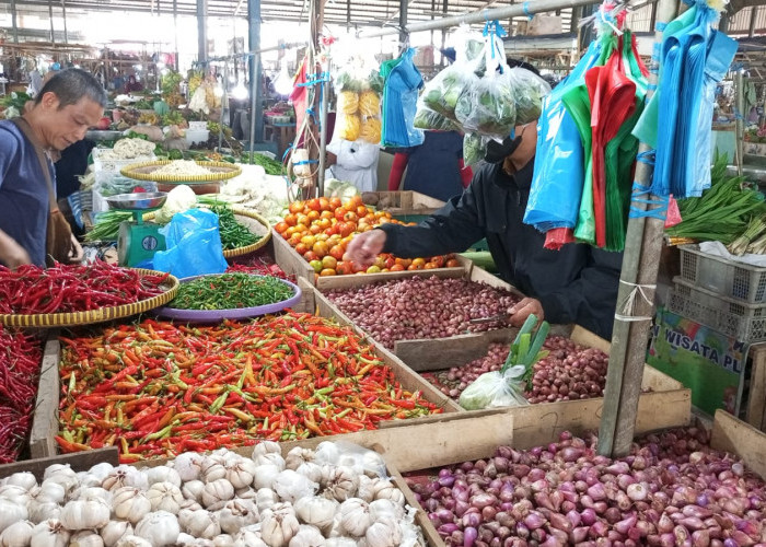 Harga Bahan Pangan di Pasar Inpres Muara Enim Fluktuatif, Bawang dan Cabai Naik