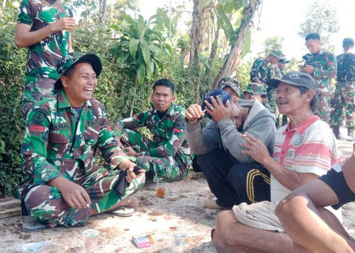 Prajurit dan Warga dalam Canda, Ada Semangat Membara di TMMD Reguler Dusun Gombyong Desa Cukil