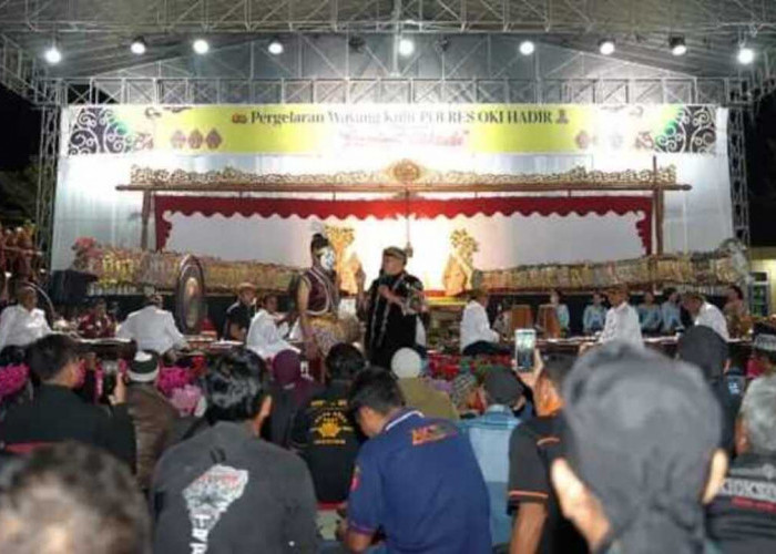 Pererat Silaturahmi dengan Masyarakat, Polres OKI Hadir Persembahkan Pageralan Wayang Kulit
