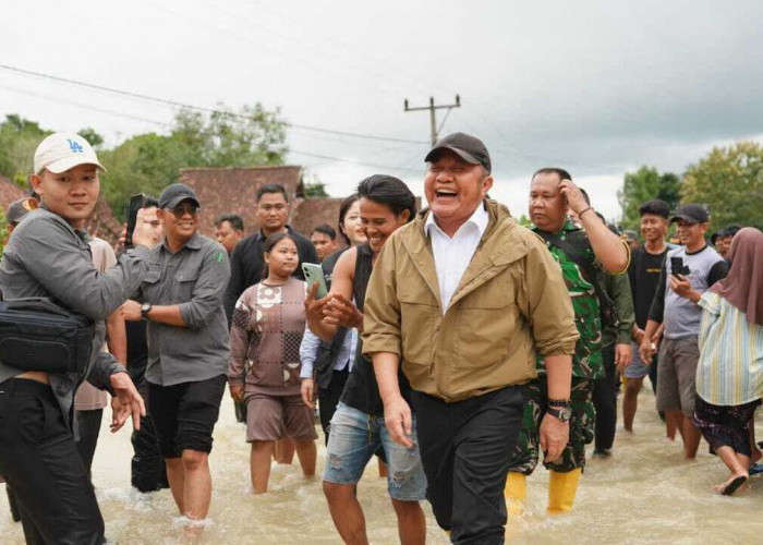 Tinjau Langsung Lokasi Banjir OKU Timur, Gubernur Herman Deru Salurkan Sembako dan Janjikan Benih Padi