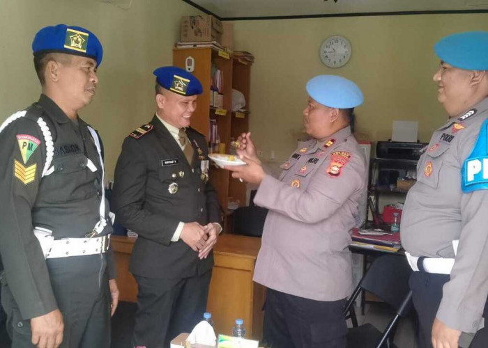 Jari jadi Bhayangkara ke- 7, Propam Polres Lubuklinggau Terima Kejutan dari Subdenpom II/4-5