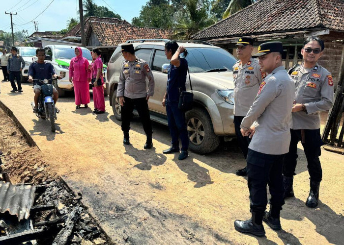 Sambangi Korban Kebakaran, Polsek Keluang Bawa Bantuan