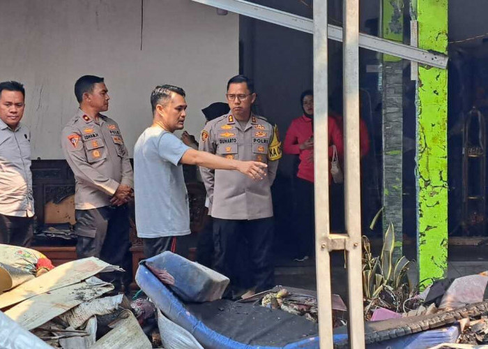Peduli Korban Kebakaran, Kapolres Prabumulih Bersama Ketua Bhayangkari Sambangi Korban Kebakaran Talang Sako