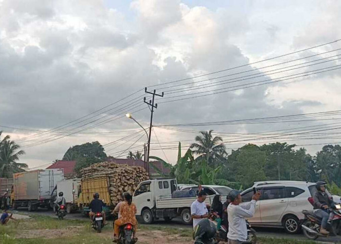 Ratusan Kendaraan Terjebak Macet di Jalintim Desa Banding Anyar