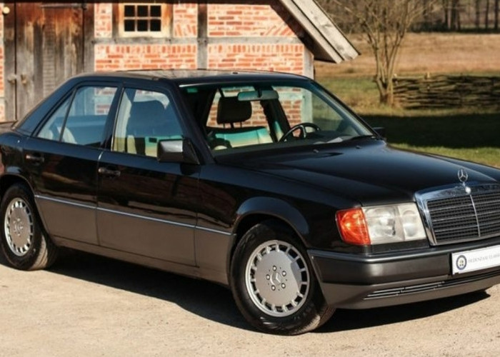 Menelusuri Kejayaan Mercedes-Benz 300E: Sedan Legendaris dengan Performa Memukau