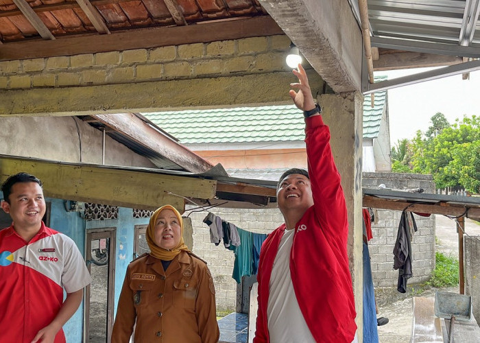 AZKO Terangi 250 Rumah Warga Lewat Berbagi Cahaya di Muara Dua Barat 