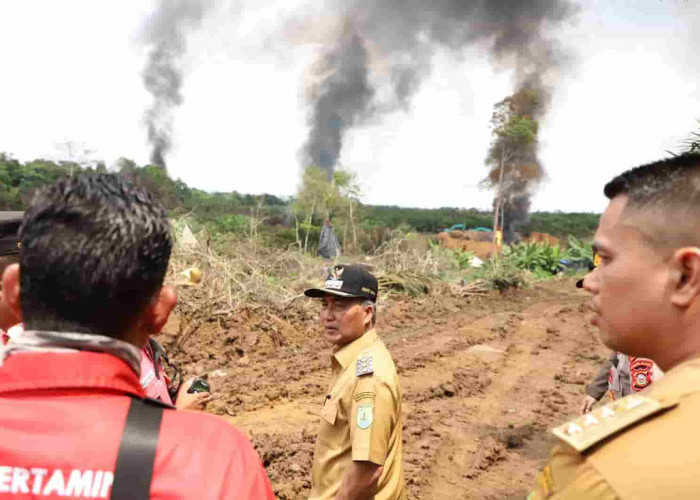 Pj Bupati Muba Turun ke Lokasi Ledakan Tegaskan Setop Semua Aktifitas di Titik Semburan Api