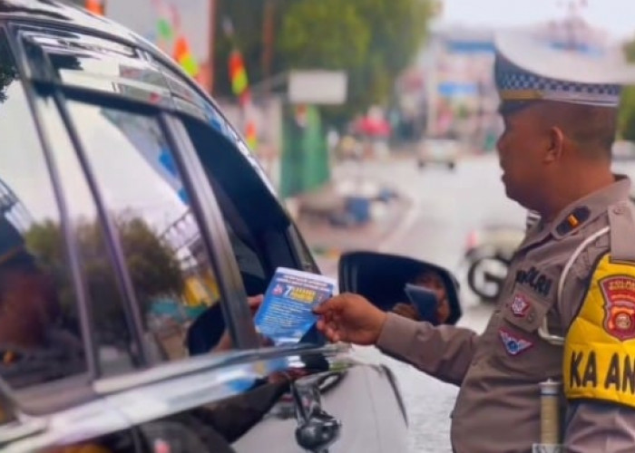 Tak Hanya Menindak, Polisi Bagikan Brosur Edukatif