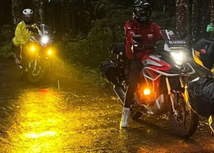 7 Langkah Aman Berkendara di Jalan Licin Saat Musim Hujan ala Astra Motor Sumsel
