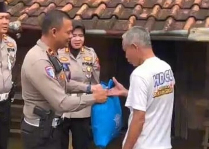 Satlantas Polres OKu Beri Bantuan Sembako Ke Korban Banjir
