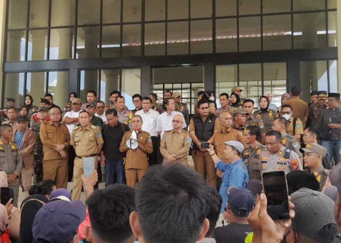 Dialog Pemkab Ogan Ilir dan Warga Tanjung Baru Soal HGU PT Gembala Diwarnai Ricuh dan Unjuk Rasa