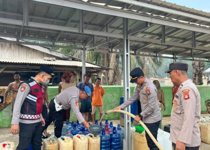 Respons Kekeringan, Polsek Batanghari Leko Distribusikan 10.000 Liter Air Bersih