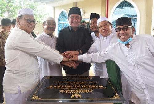 Gubernur Herman Deru (baju hitam) bersama pengurus Masjid Al Hijrah Palembang