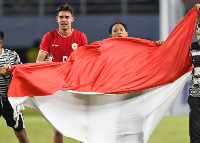 Penyerang Timnas U-19 Indonesia Jens Raven Menangis Sesenggukan Sambil Membawa Bendera Merah Putih