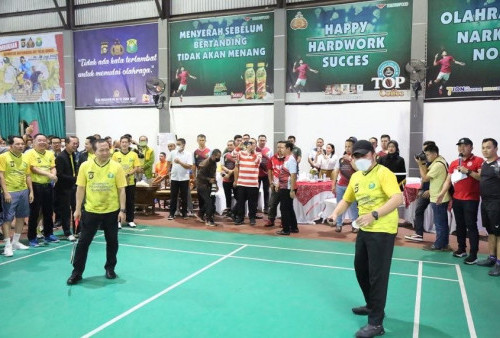 Gubernur Sumsel, H. Herman Deru (kanan) bermain bulutangkis bersama Kapolda Sumsel di sela pembukaan Kapolda Sumsel Cup di Lapangan Pakri Palembang, Jumat (24/04) malam.