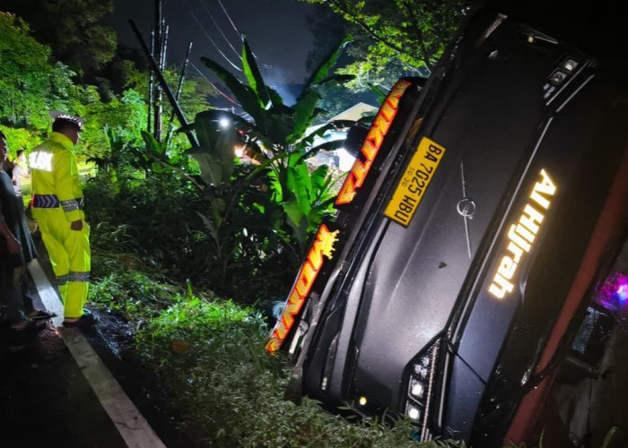 Laporan Warga ke 110 Selamatkan Penumpang Bus yang Terjun ke Jurang di Lahat