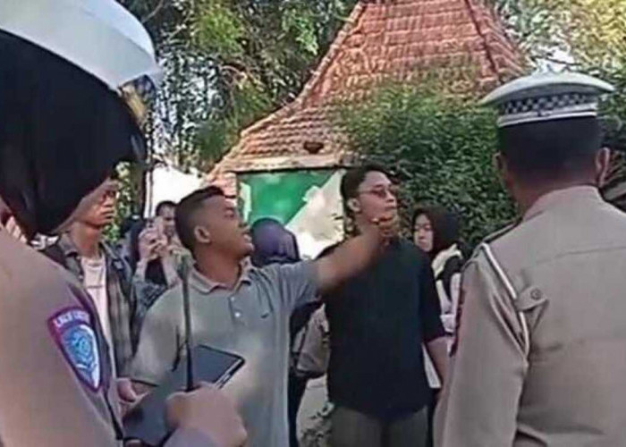 Viral! Mahasiswa Unsri Stop Bus DAMRI, Minta Turunkan Penumpang di Depan Kampus