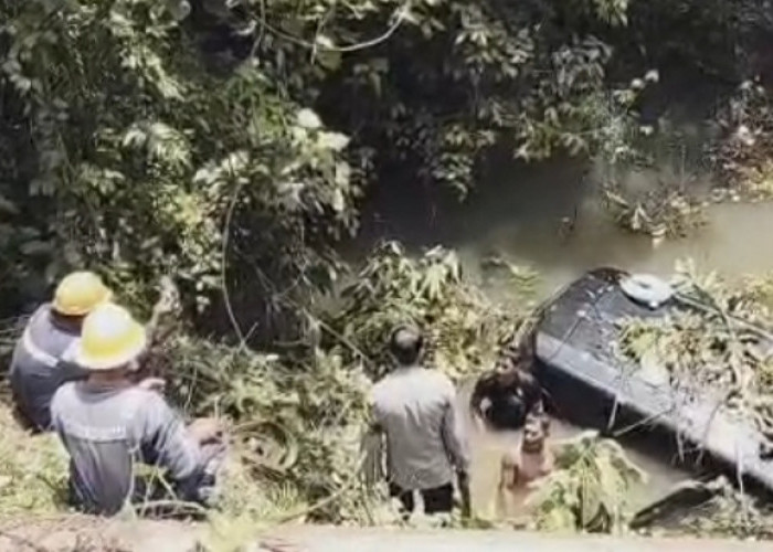 Jalan Sempit Tanpa Penerangan di Musi Rawas: Mobil Karyawan Bank Mandiri Terjun Bebas ke Sungai, Begini Kondis