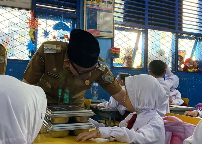 Pastikan Keamanan, Bupati OKU Cicipi Langsung Menu MBG di SD 1 OKU