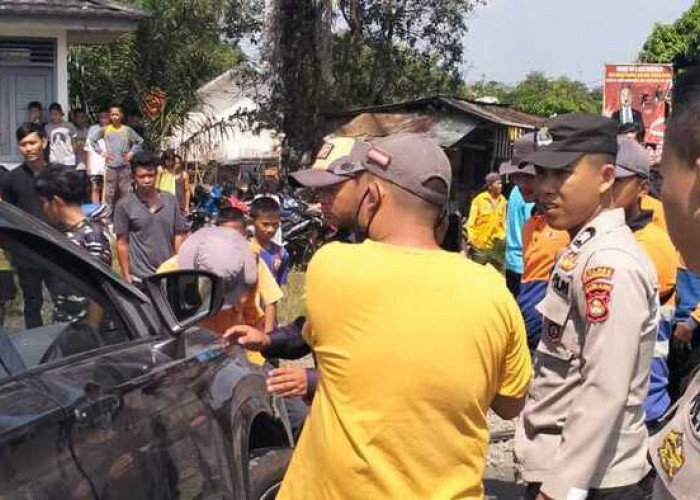 Diseruduk Kereta Api di Prabumulih, Mobil Hancur Seluruh Penumpang Selamat