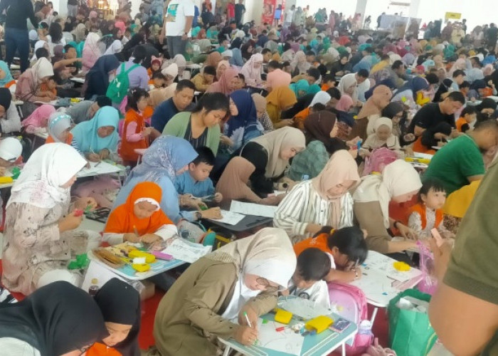 500 Anak TK-SD Khalifah Kolaborasi Kreatif dengan Orang Tua di Lomba Menempel dan Mewarnai Ceria Bersama UHU