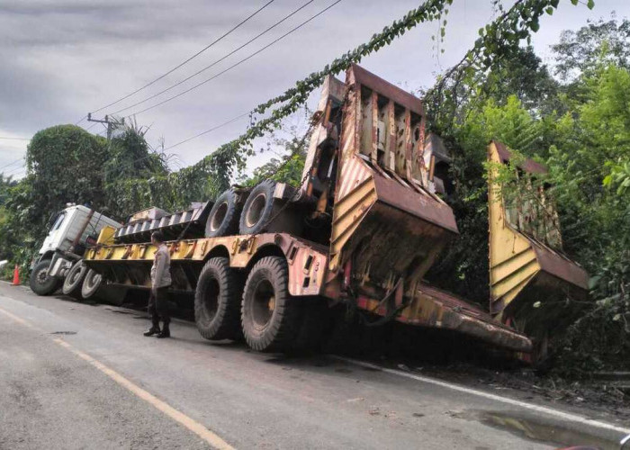 Trailer Alat Berat Terperosok, Arus Lalin Macet
