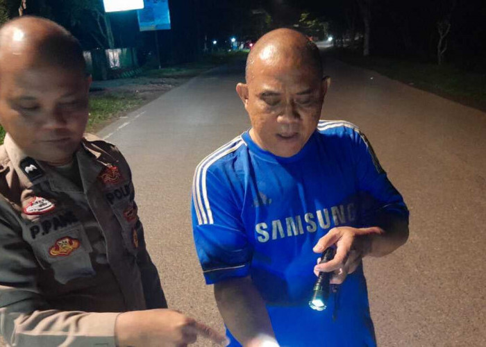 Paku Rivet Bertebaran di jalan Pasar Randik, Ini yang dilakukan Polisi dan Warga