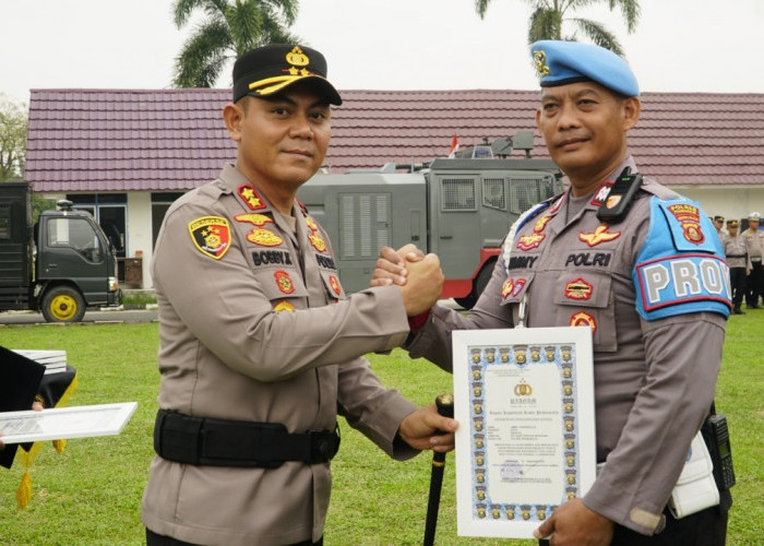 10 Personel Polres Prabumulih Terima Penghargaan Kapolres
