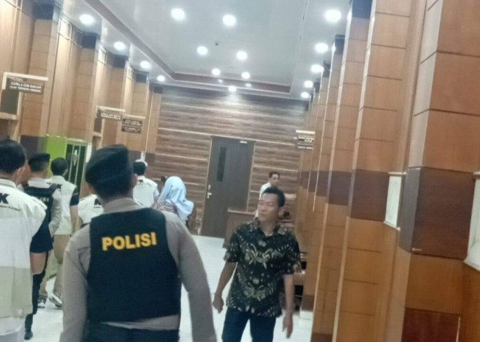 KPK Geledah Gedung DPRD OKU dan Sita Satu Koper Dokumen