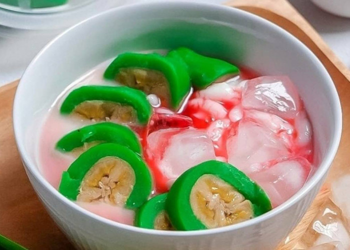Es Pisang Ijo : Ikon Kuliner Makassar yang Menyegarkan dan Menggugah Selera