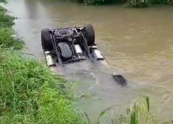 Pajero Sport Mengambang di Sungai, Satu Keluarga Alami Kecelakaan Tunggal 