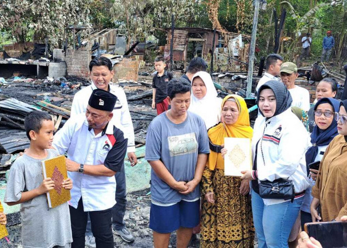Berikan Dukungan Moril, PSI Prabumulih Salurkan Bantuan untuk Korban Kebakaran Bedeng 6 Pintu
