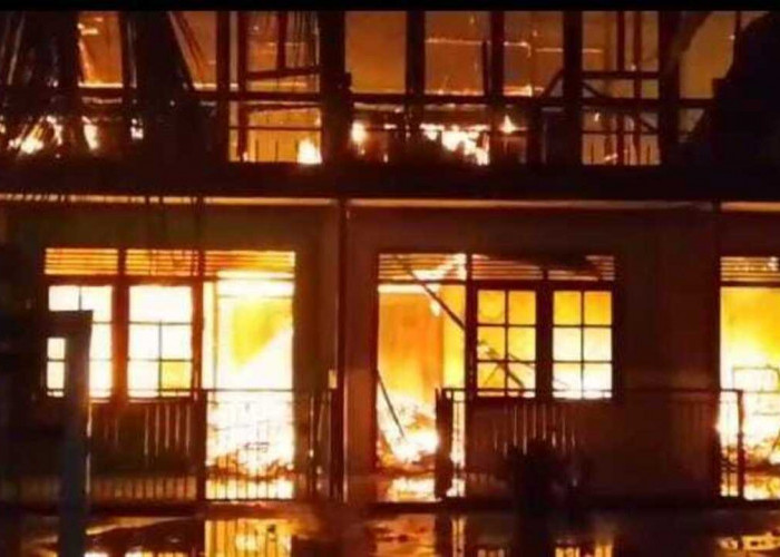 Diduga Korsleting Listrik, Delapan Unit Kos-kosan di Belakang RS Aroyan Ludes Terbakar