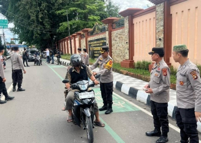 Polres Muara Enim Gelar Bakti Sosial Pemberian Takjil di Bulan Ramadhan