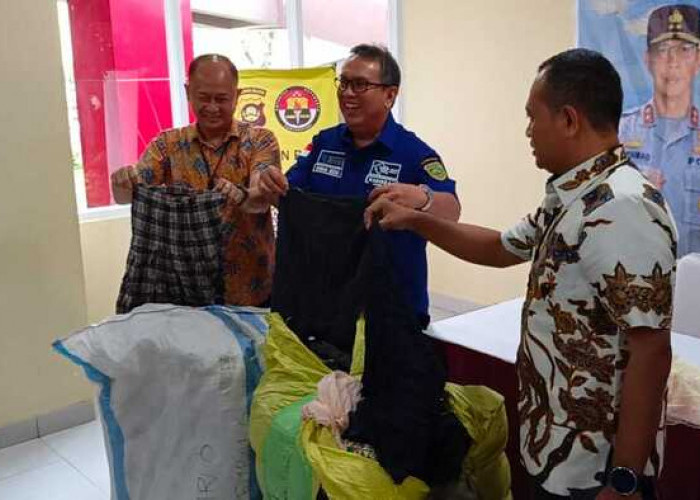 70 Bal Pakaian Bekas Impor Ilegal di Palembang Disita