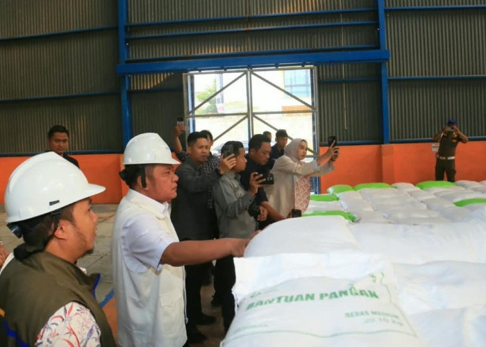 Tinjau Gudang Bulog Lubuklinggau, Gubernur Herman Deru Pastikan Stok Beras Sumsel Aman hingga 10 Bulan kedepan