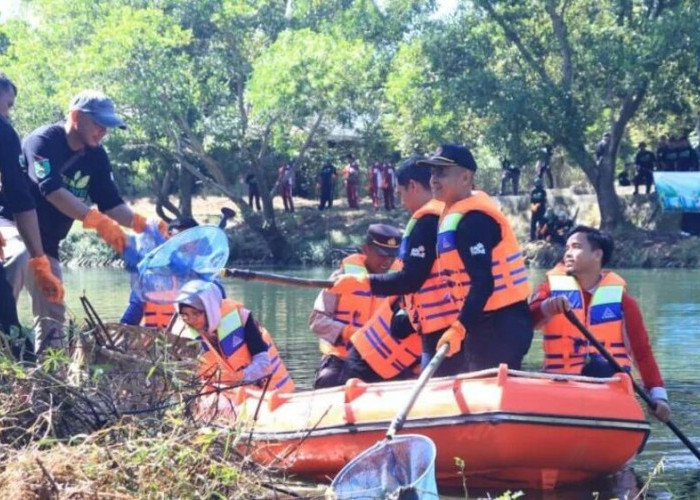 Peringati Hari Lingkungan Hidup, Pemkot Prabumulih Gotong Royong Bersihkan Sungai dan Retensi