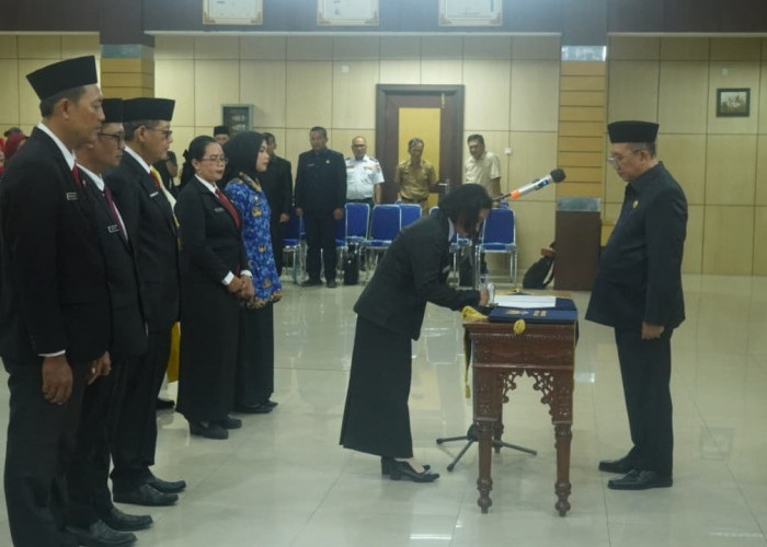 ‎Sekda OKU Timur Lantik dan Ambil Sumpah Pejabat Fungsional, Kepala Sekolah, hingga Kepala UPTD Puskesmas