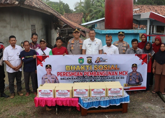Hari Bhayangkara ke-80, Polres Prabumulih Bangun MCK Umum dan Salurkan Bansos untuk Warga Desa Pangkul