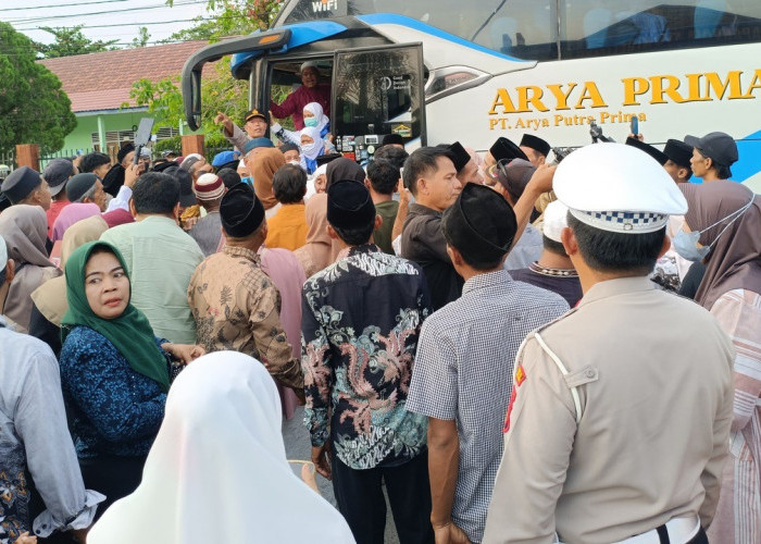 Suasana Haru Sambut Kepulangan 437 Jamaah Haji Kloter 1 OKU Timur