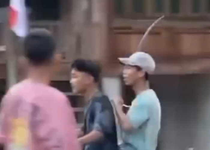 Viral! Remaja di OKI Berboncengan Bawa Celurit Diduga Hendak Tawuran, Polisi Lakukan Lidik