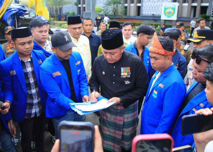 Gubernur Herman Deru Temui Massa PMII, Tegaskan Komitmen Transparansi Anggaran dan Perbaikan Infrastruktur