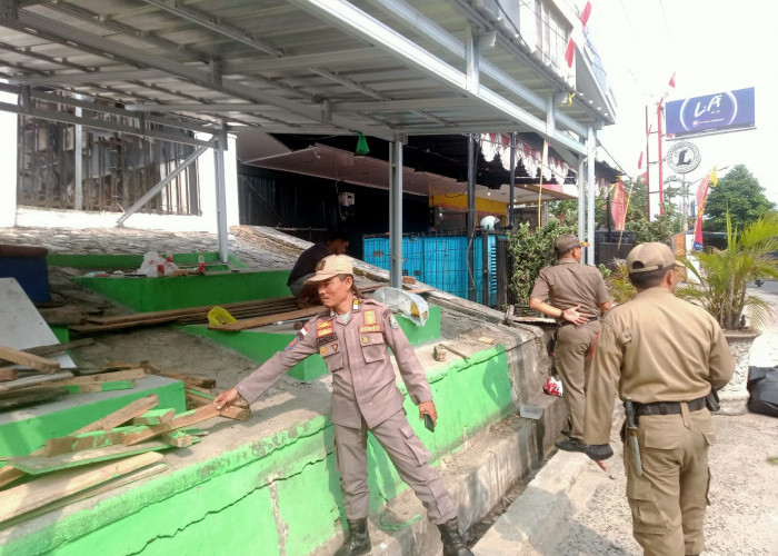 Satpol PP OKU Bongkar Warung Nasi di Pinggir Jalan Raya